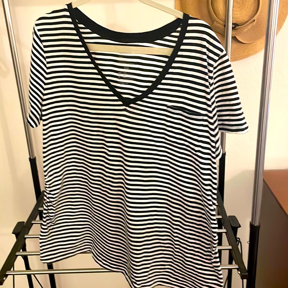 Maternity- gap v-neck tshirt black & white stripe size XXL